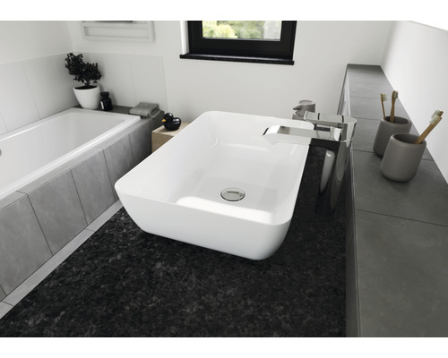 Badezimmer mit Aufsatzwaschbecken, Armatur und Badewanne