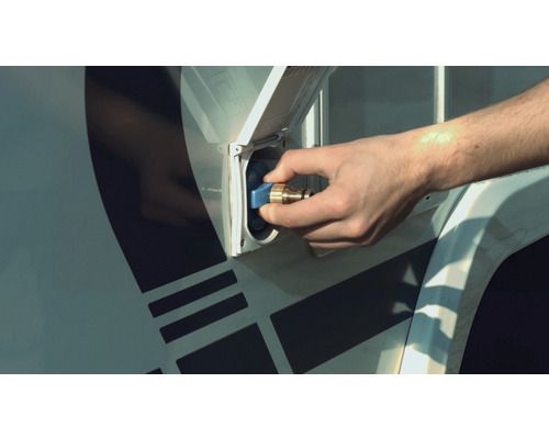 Raccordement d''un raccord d''eau sur une caravane