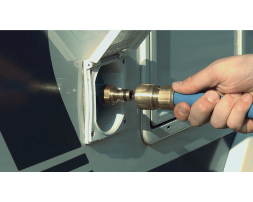 Raccordement d''eau avec raccord de tuyau sur une caravane