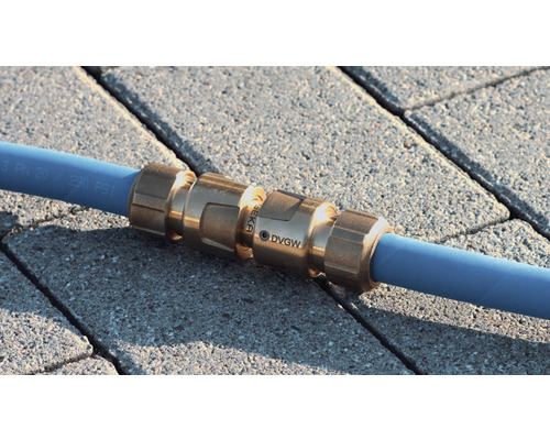 Raccord de tuyau SEKA avec label DVGW sur un tuyau bleu