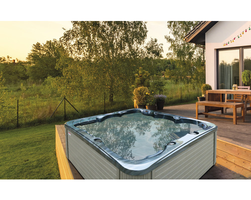Whirlpool auf einer Terrasse in einem Garten