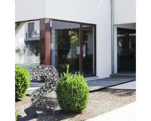 Numéro deux en gabion dans le jardin avant d''une maison