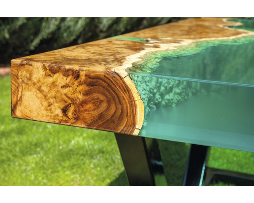 Tischplatte aus Holz und Epoxidharz mit Baumkante