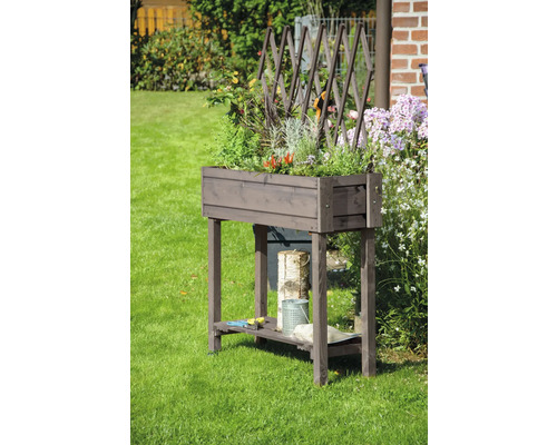 Jardinière en bois avec treillis dans le jardin