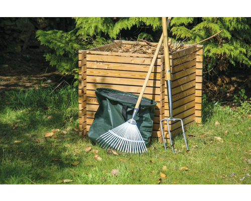 Composteur en bois avec outils de jardin tels que râteau, fourche à feuilles et sac à feuilles