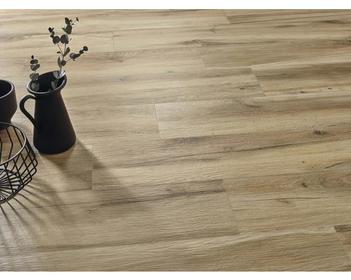 Pose de carrelage de sol imitation bois à l''intérieur.