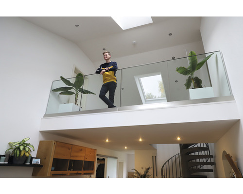 Helles Wohnzimmer mit Galerie, Glasgeländer und Wendeltreppe