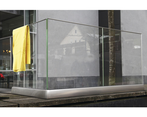 Glasgeländer mit Metallelementen und einem Tuch