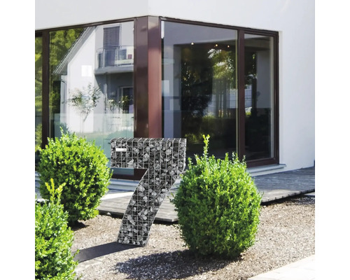Numéro de maison en gabion Sept dans le jardin devant la maison