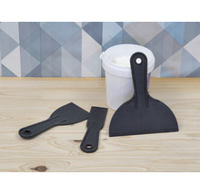 Mastic dans un seau avec trois spatules en plastique
