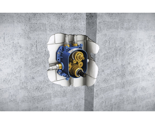 Mitigeur thermostatique encastré dans un mur de salle de bain