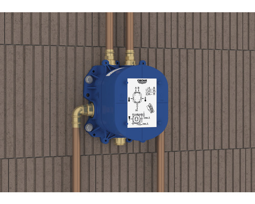 Corps d''encastrement bleu Grohe avec tuyaux sur un mur