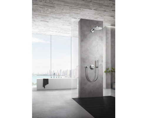 Badezimmer mit Dusche, Badewanne und Ausblick auf die Stadt