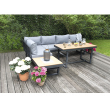 Salon de jardin avec canapé, table et décoration sur une terrasse