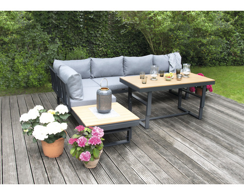 Salon de jardin avec canapé, table et décoration sur une terrasse