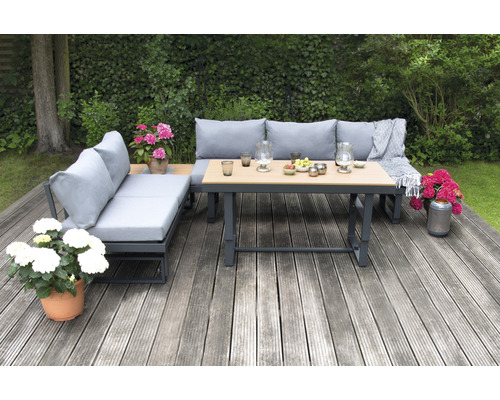 Salon de jardin avec canapé, table et coussins sur une terrasse en bois