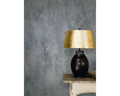 Décoration murale décorative avec une lampe de table sur une table d''appoint