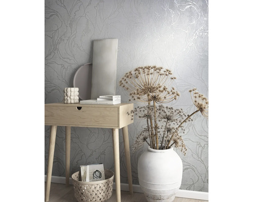 Scène avec papier peint à motif floral, table en bois, décoration et panier