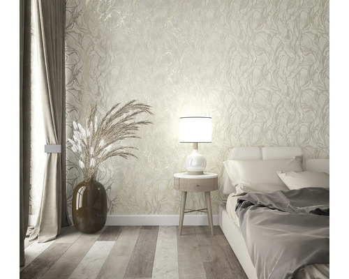 Chambre décorative avec papier peint à motifs, lampe de chevet et rideaux