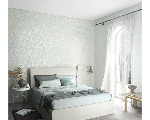 Chambre à coucher avec papier peint texturé, lit et fenêtres pour une ambiance lumineuse