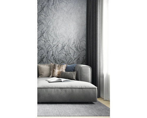 Salon avec canapé, coussins, tapis, rideau et papier peint à motifs