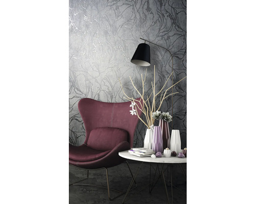 Salon avec fauteuil, table et papier peint à motifs floraux