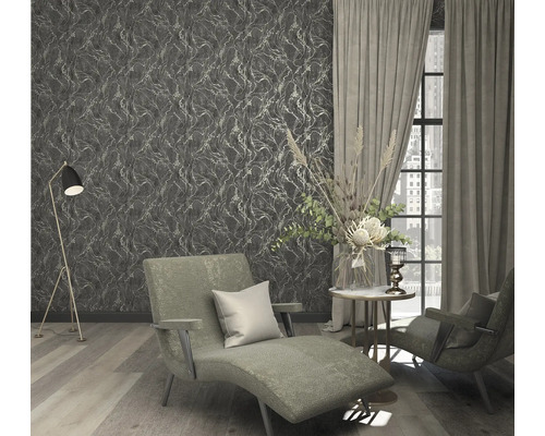 Salon avec papier peint à motifs, chaise longue, fauteuil et lampadaire
