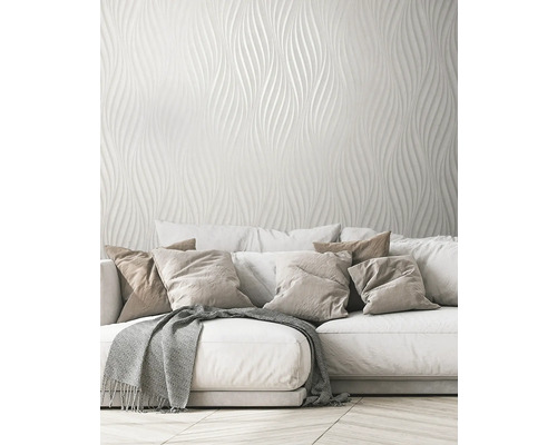 Salon avec canapé et papier peint mural tridimensionnel à motif ondulé