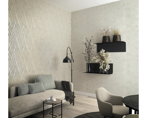 Salon avec papier peint structuré, étagères et meubles