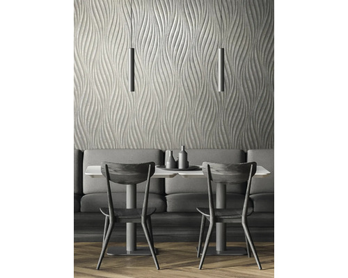 Szene mit einer strukturierten Wand, einer Sitzbank, einem Tisch, zwei Stühlen und zwei Hängelampen