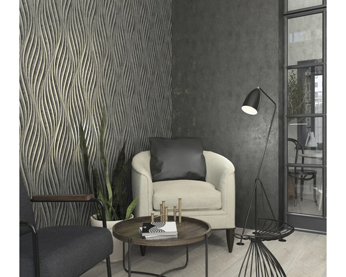 Salon avec fauteuil, lampadaire et papier peint structuré