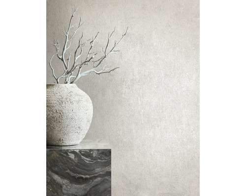 Vase décorative avec des branches sur une table