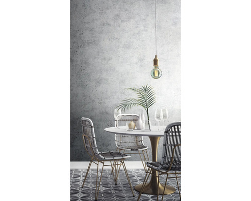 Salle à manger avec table, chaises et suspension