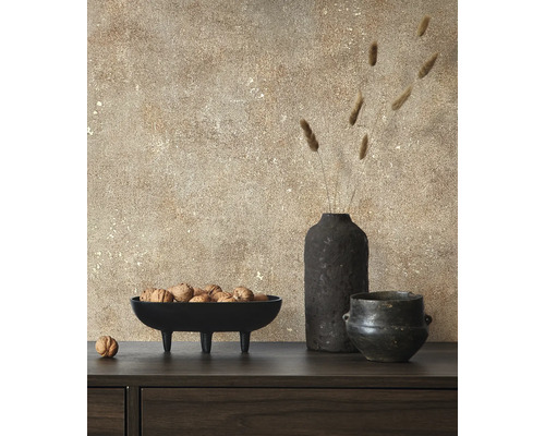 Dekorative Anordnung mit Schale auf Füssen, Walnüssen, Vase und Topf auf einem Schrank