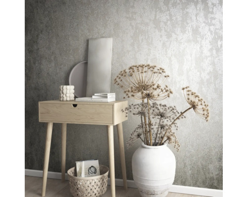 Dekoratives Interieur mit Konsole, Vase und Trockenblumen vor einer strukturierten Tapete.