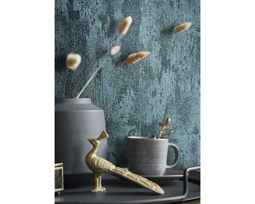 Nature morte décorative avec papier peint, figurine de paon dorée, tasse et vase