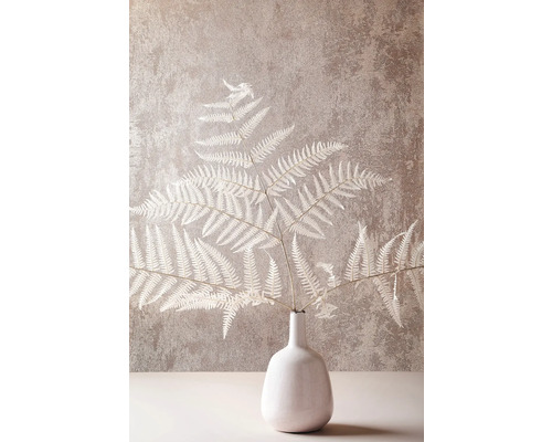 Frondes de fougère décoratives placées dans un vase