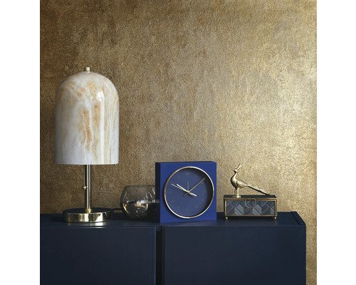 Scène décorative avec lampe, horloge et boîte à bijoux sur une armoire