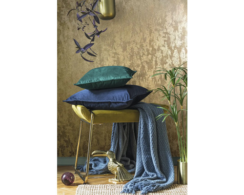 Scène décorative avec coussins sur tabouret, couverture et décoration