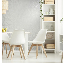 Salle à manger lumineuse avec table, chaises, étagère et papier peint à motifs