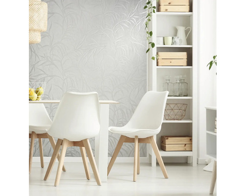 Salle à manger lumineuse avec table, chaises, étagère et papier peint à motifs