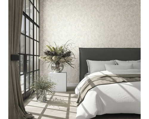 Chambre à coucher avec papier peint à motifs, lit et plantes décoratives dans des vases