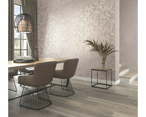 Salle à manger avec table à manger, chaises et papier peint mural à motifs de feuilles.
