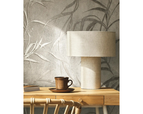 Mur décoratif avec motif de feuilles, lampe de bureau et tasse à thé pour une ambiance chaleureuse