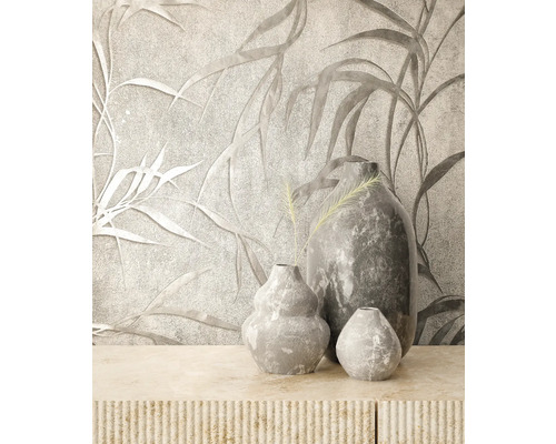 Vases décoratives grises sur une armoire décorée devant un papier peint à motifs