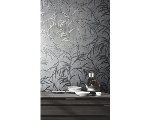 Scène avec papier peint à motifs, vaisselle et boissons sur une table en bois
