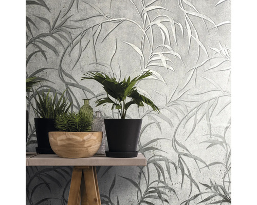 Décoration murale avec papier peint à feuilles grises et plantes sur une table