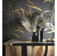 Décoration intérieure décorative avec papier peint floral, commode, vases et décorations