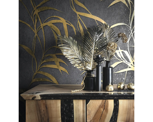 Décoration intérieure décorative avec papier peint floral, commode, vases et décorations