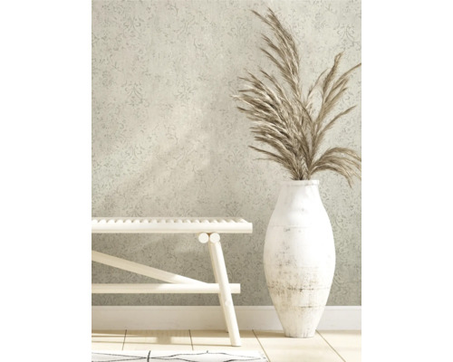 Pièce lumineuse avec papier peint à motifs, banc en bois et vase décoratif